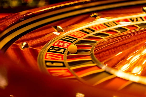 Live roulette table streaming on gila 138 app with betting interface and dealer video